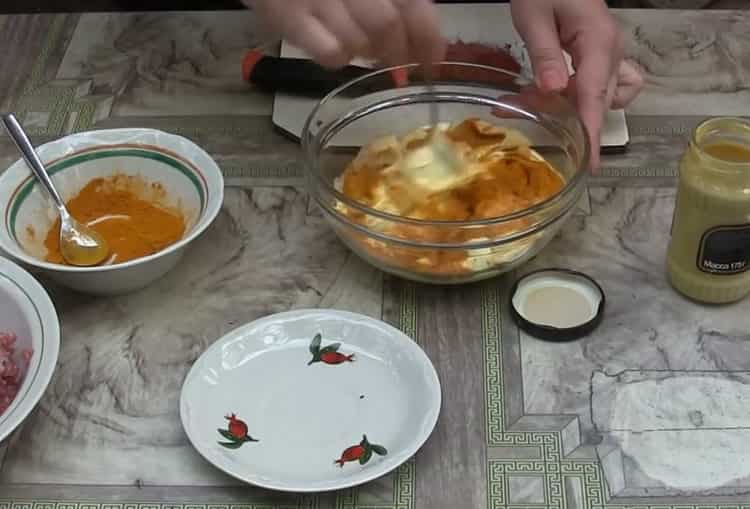 Amestecă ingredientele pentru a face sosul.