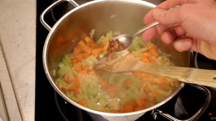 Adicione temperos para fazer a sopa.