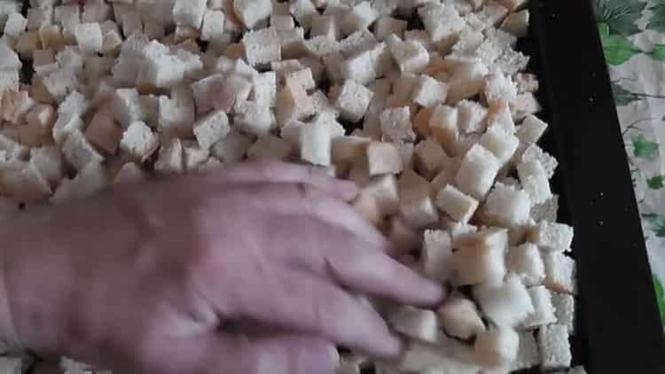 Per fer crackers, talleu el pa