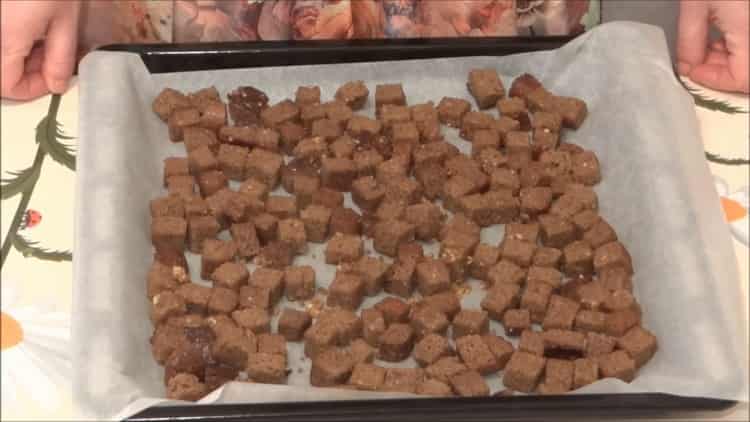 За да направите бисквити, подгответе лист за печене