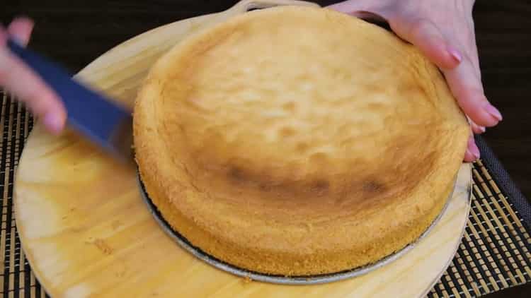 Upang makagawa ng cake, maghanda ng biskwit
