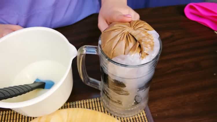 Upang makagawa ng cake, gumawa ng cream