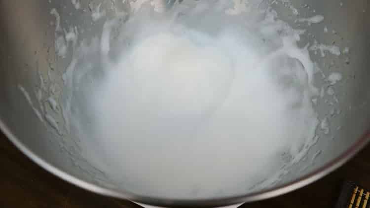 Upang ihanda ang cake, ihanda ang mga sangkap