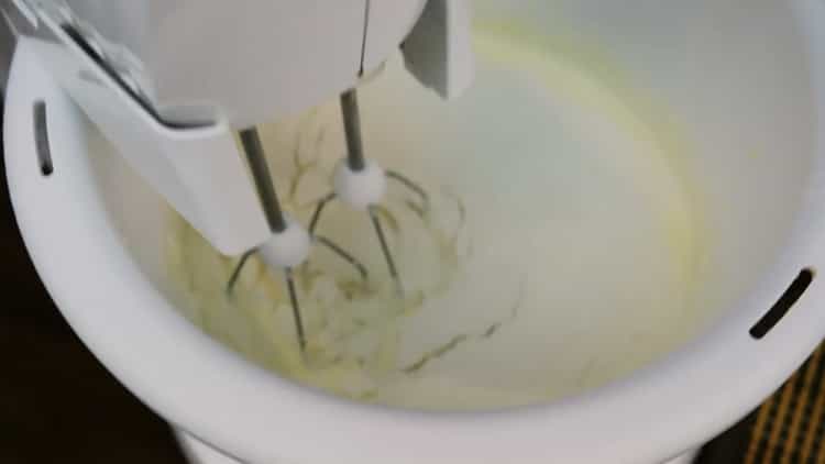 Upang makagawa ng cake, talunin ang mga meringues