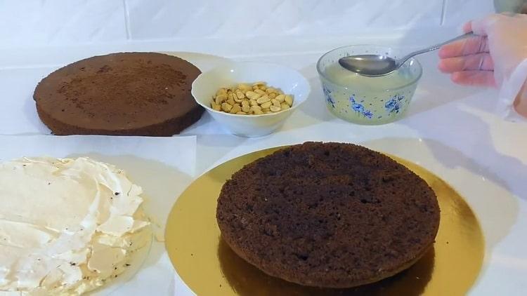 מורחים את העוגה להכנת עוגה