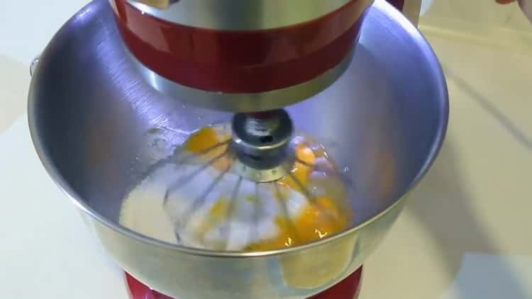 עוגת סניקרס עם בישול מרנג