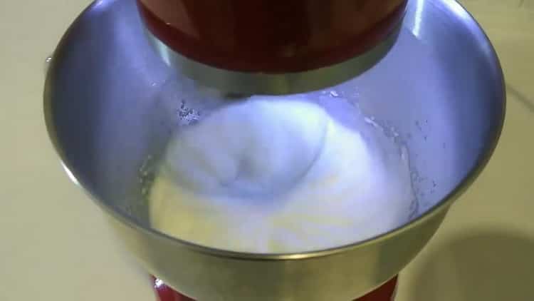 מקציפים לבנים להכנת עוגה