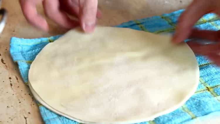 Pentru a face tortilla, tăiați aluatul.