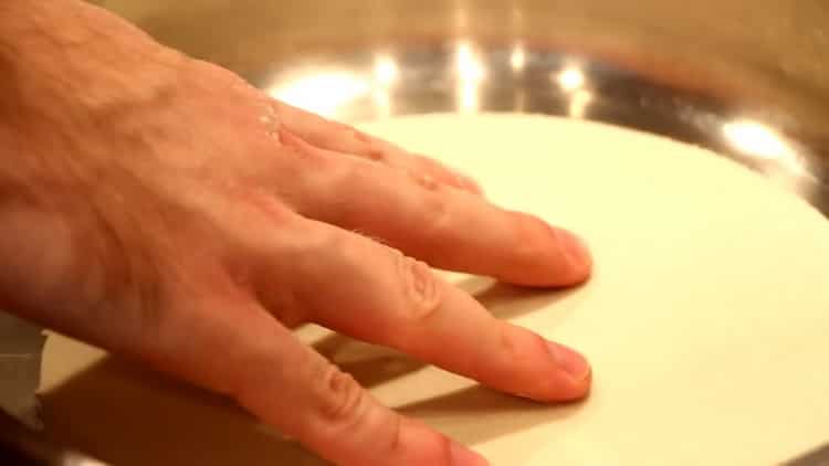 Pentru a face tortilla, încălziți tigaia