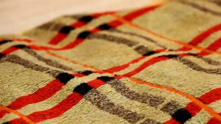 Așezați aluatul pe aluat pentru a face tortilla