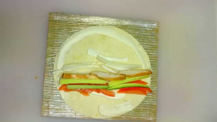 Para fazer tortilla, coloque o recheio no meio