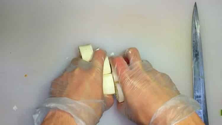 Para fazer tortilla, pique o rolo