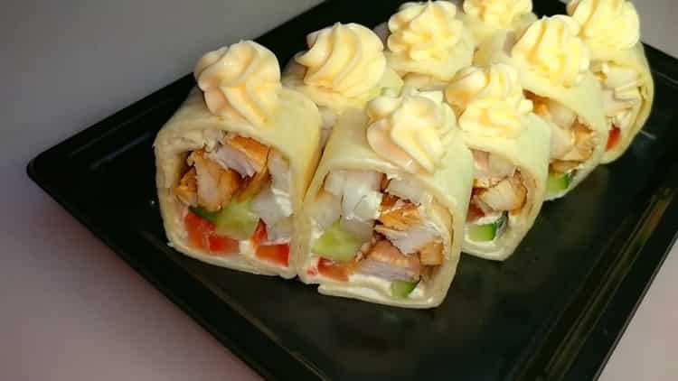 Tortilla com molho de frango e alho está pronta