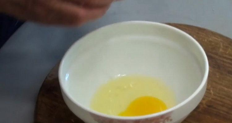 Batir los huevos para cocinar.