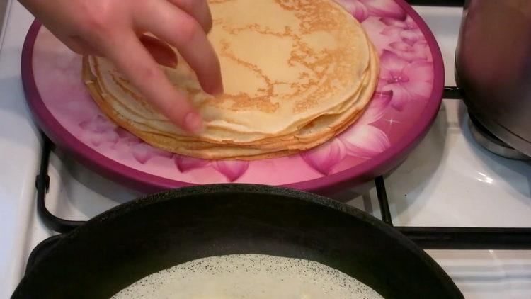 Stapla pannkakor för matlagning.
