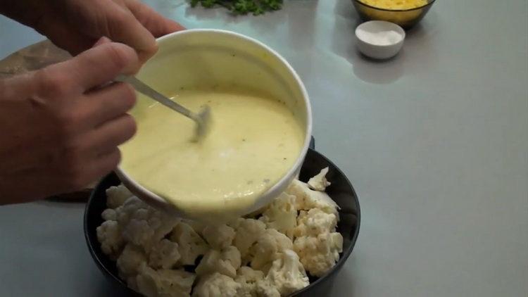 Vierta el repollo para preparar la comida.