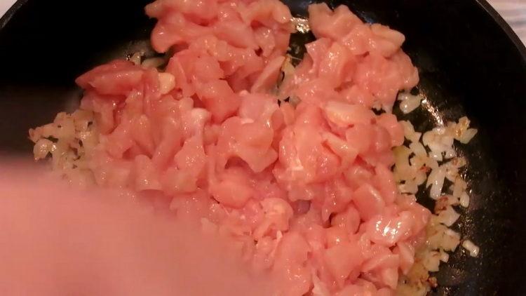 Stek köttet för att laga mat