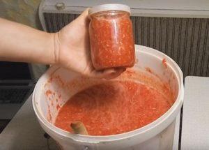 adjika picante com rábano: cozinhe de acordo com a receita com fotos passo a passo.