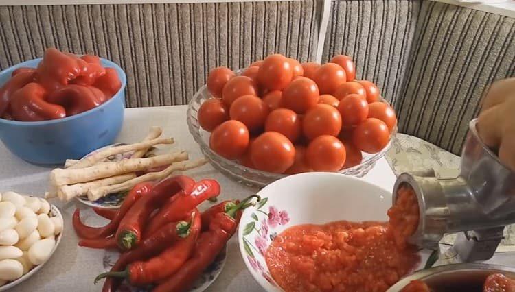 Pase las verduras preparadas a través de una picadora de carne.