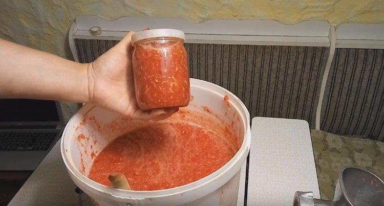 La adjika con rábano picante se almacena perfectamente.