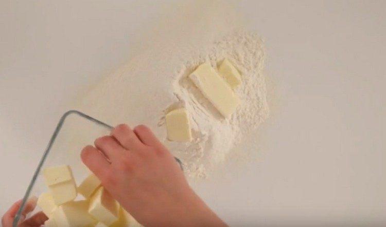 V seté mouce rozprostřete nakrájené máslo.