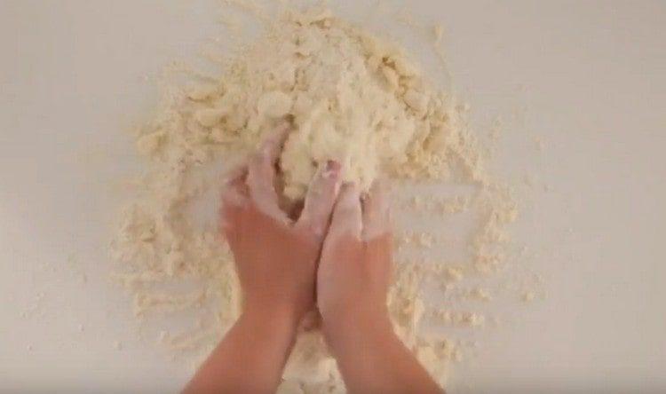 Rozemelte máslo a mouku na drobky.