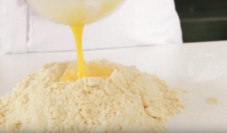 Narazili jsme vejce do směsi másla a mouky.