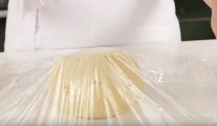 Těsto hněteme, zabalíme do přilnavé fólie a vložíme do chladničky.