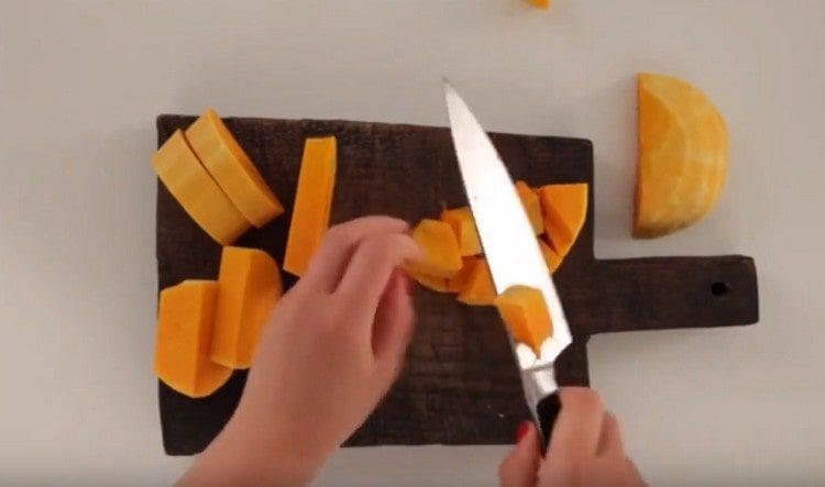 Dýně nakrájejte na kousky.