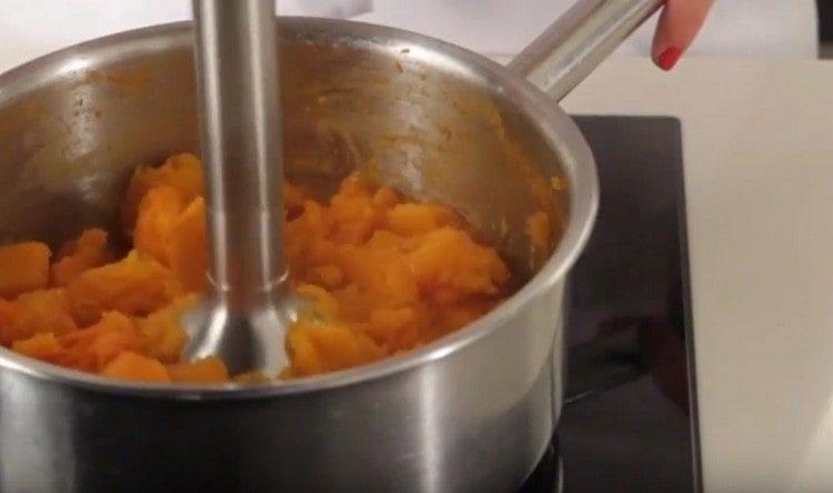 Přerušíme vařenou dýni mixérem.