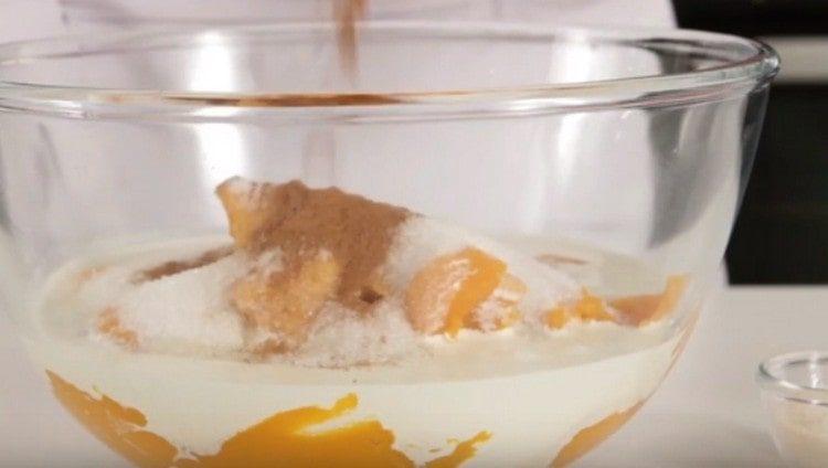 Do dýně přidejte krém, vejce, cukr, skořici.