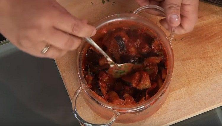 Afegiu l'anet picat a les verdures, barregeu-ho.