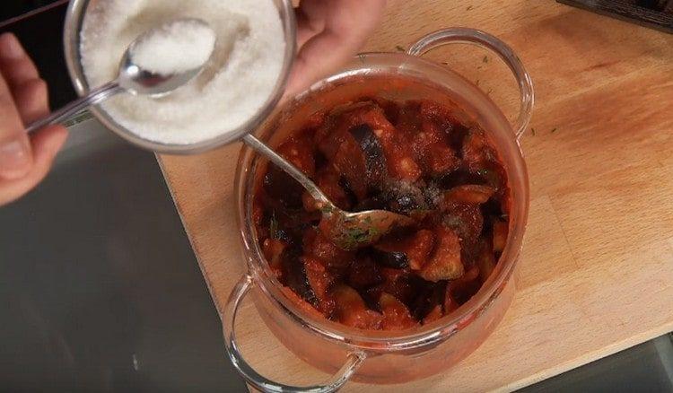 Afegiu-hi sal i sucre.