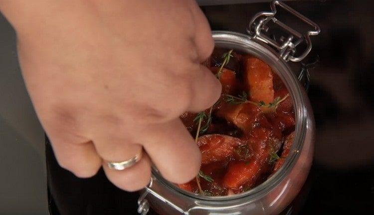 Posem les verdures en gerres i hi afegim un raig de farigola a cadascuna d’elles.