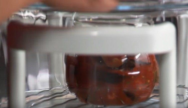 Esterilitzem les gerres amb l’albergínia.