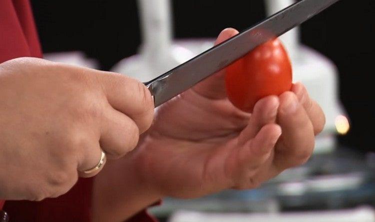 Fem incisions cruciformes sobre tomàquets.