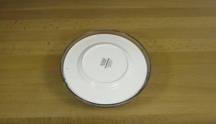 покрийте салатата с чиния и сложете в хладилника.