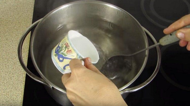 Към врящата вода добавяме и оцет.