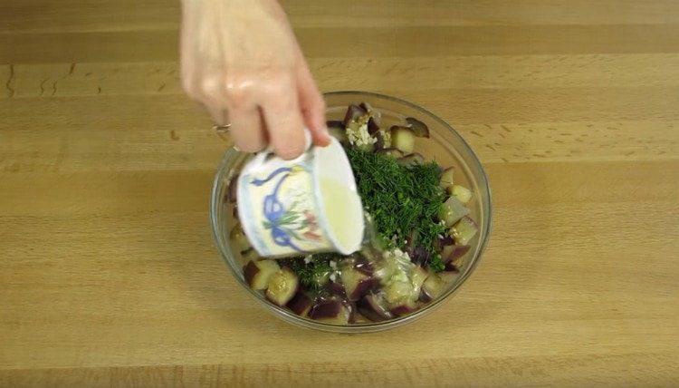 Добавете растително масло и разбъркайте всичко.