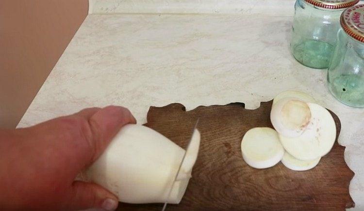 Tăiați vinetele în cercuri.