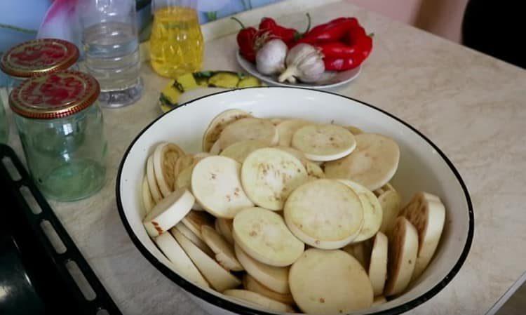 Sărați feliile de vinete și lăsați câteva minute.