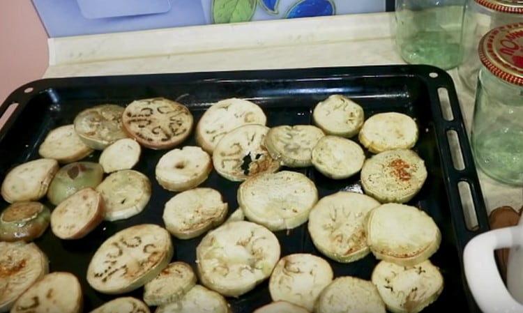 Coaceți vinetele până se rumenesc.