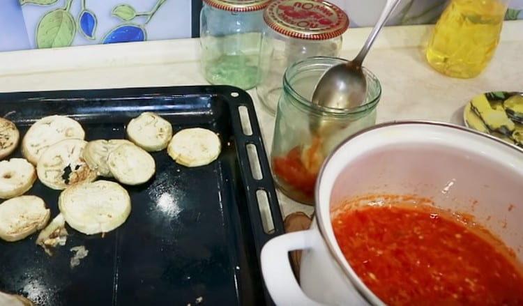 Întindeți felii de vinete într-un borcan și turnați-le cu marinata.