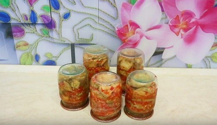 După cusătură, întoarceți conservele în sus.