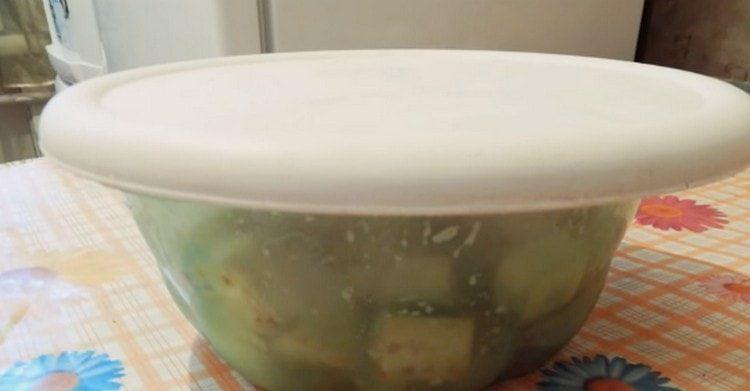 Смесете патладжана с разбитото яйце и ги оставете да стоят така.