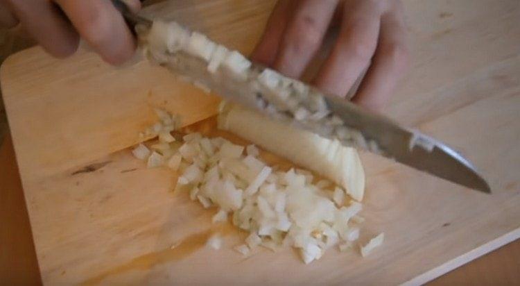 Нарязваме ситно лука.
