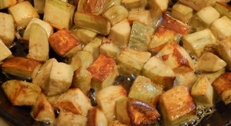 В растително масло запържете патладжана в яйце до златисто кафяво.