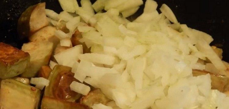Добавете нарязан лук към патладжана.