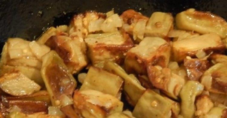 Смесете патладжана с подправка от гъби и опитайте.