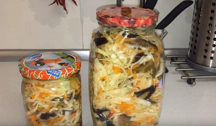 Tot i que aquestes albergínies amb col es preparen per a l’hivern, podeu provar-les en una setmana.